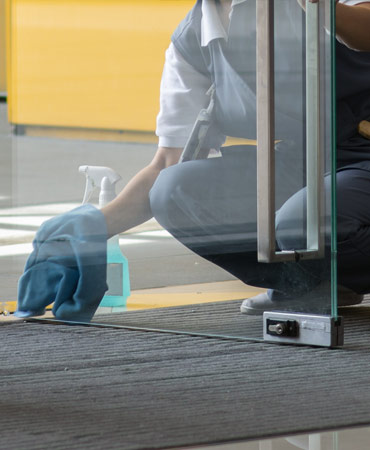 Limpieza d epuertas de vidiro en oficinas 