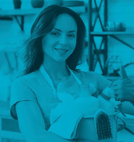 Mujer soteniendo insumos de limpieza ne san luis potosi